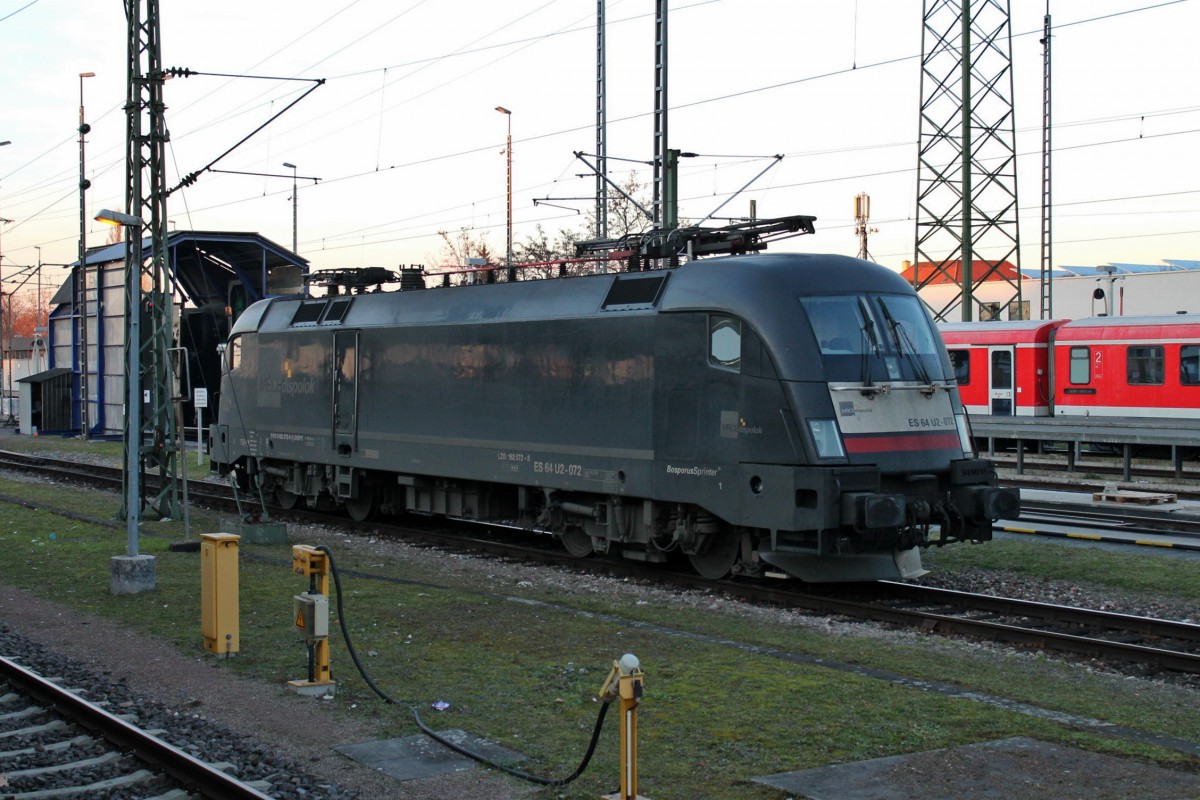 Am 10.12.2013 stand MRCE/DB Fernverkehr ES 64 U2-072 (182 572-8) neben Gleis 11 in Basel Bad BF und wartet drauf aufgerüstet an den CNL 472  Aurora  zu rangieren.