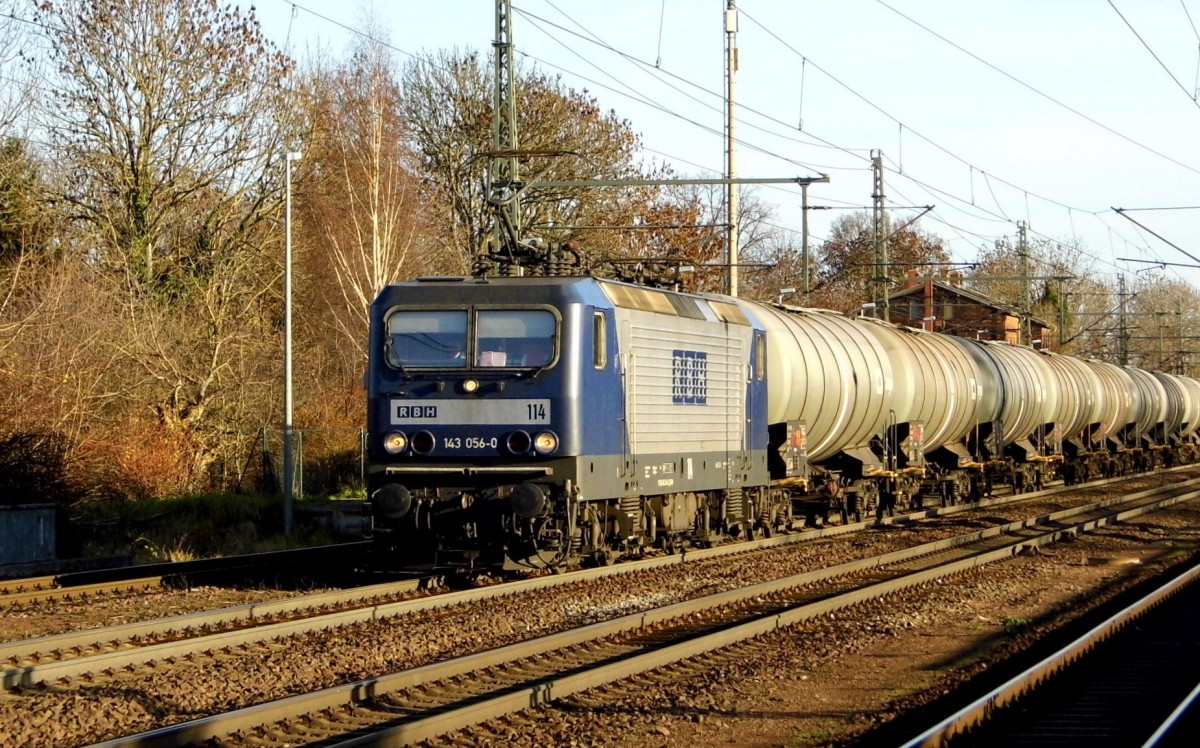 Am 10.12.2015 kam die 143 056-0 von der RBH -114 aus Richtung Magdeburg nach Niederndodeleben und fuhr weiter in Richtung Braunschweig . 