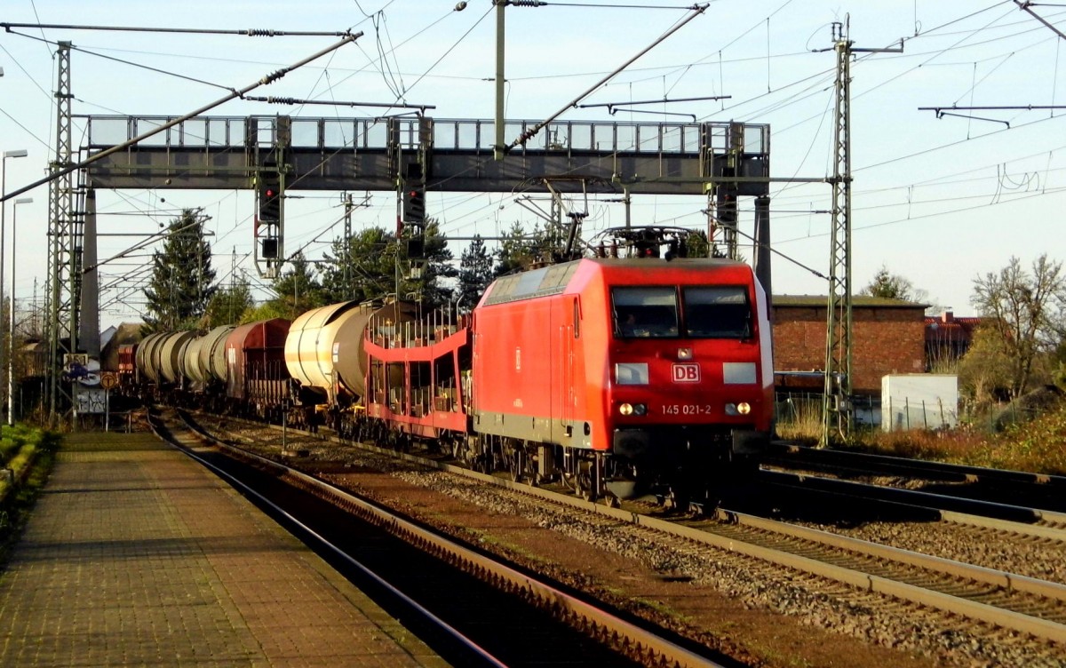 Am 10.12.2015 kam die 145 021-2 von DB Schenker aus Richtung Braunschweig nach Niederndodeleben und fuhr weiter in Richtung Magdeburg .