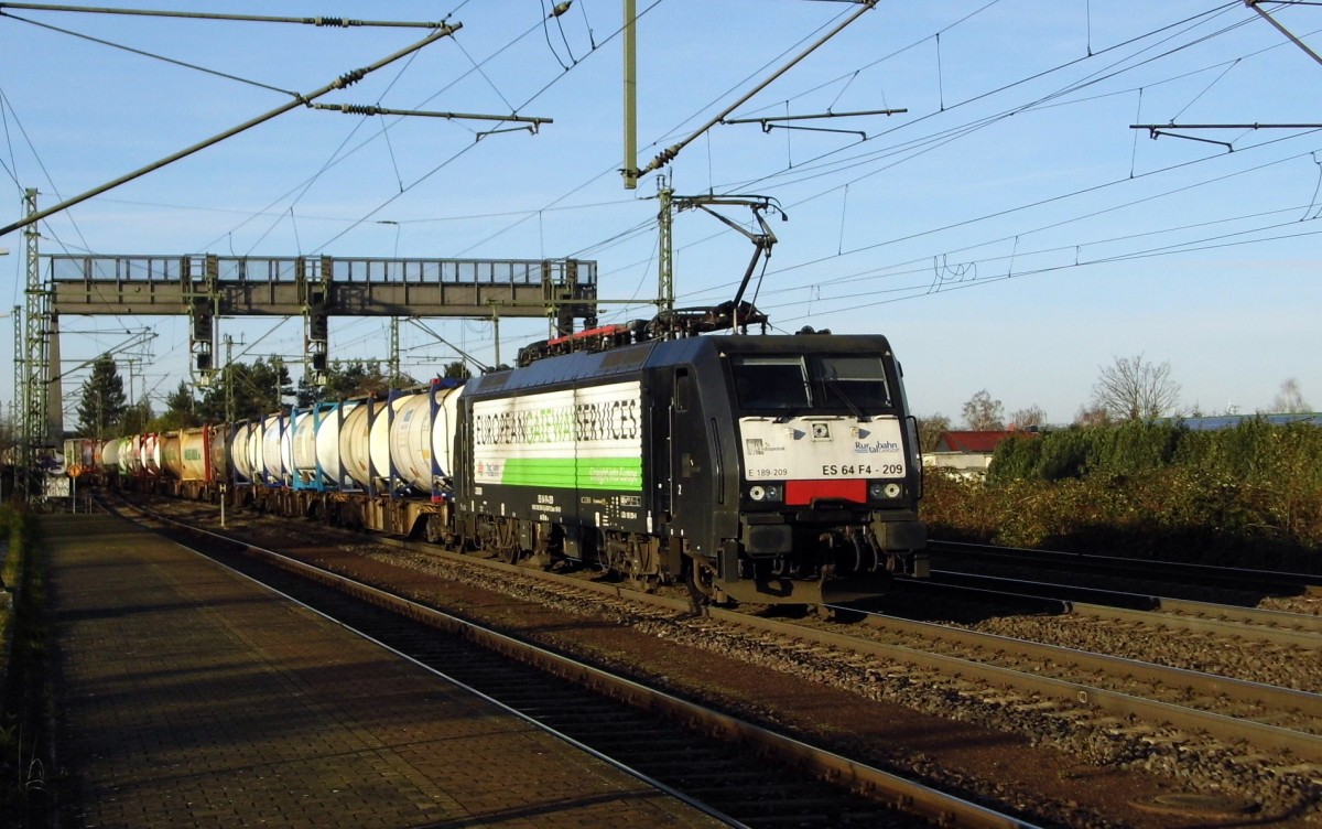 Am 10.12.2015 kam die 189 209 von der Rurtalbahn Cargo (MRCE Dispolok) aus Richtung Braunschweig nach Niederndodeleben und fuhr weiter in Richtung Magdeburg .