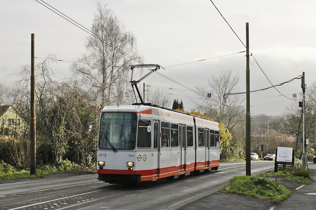 Am 10.12.2019 fährt der M6S 326 in Crengeldanz in Richtung Bochum