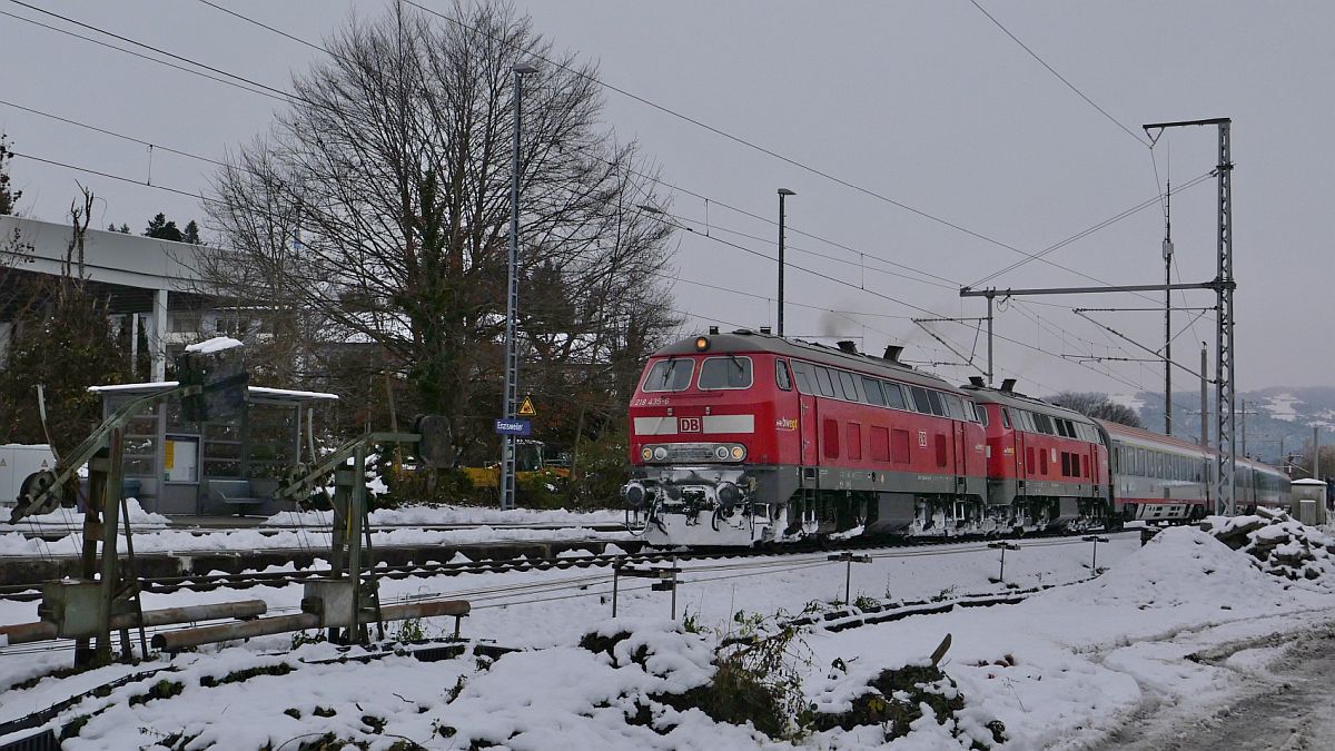Am 10.12.2021 wird im Bahnhof von Enzisweiler noch die alte Technik zum Stellen der Flügelsignale benötigt. 218 435-6 und eine weitere 218er mit den Wagen des IC 118  BODENSEE , Innsbruck - Bochum, auf der Fahrt von Lindau Insel nach Friedrichshafen.