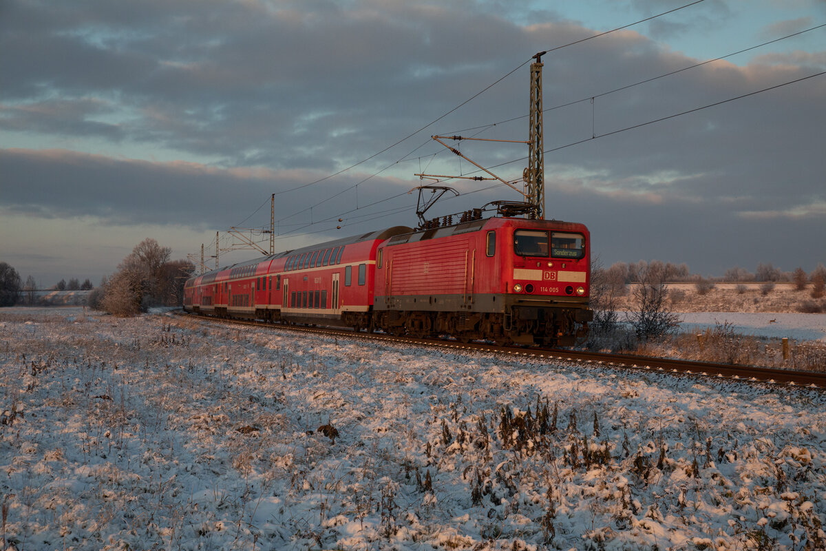 Am 10.12.2022 zog die 114 005 den RE5 3515 von Stralsund nach Wünsdorf Waldstadt. Aufgenommen in Wendorf.
