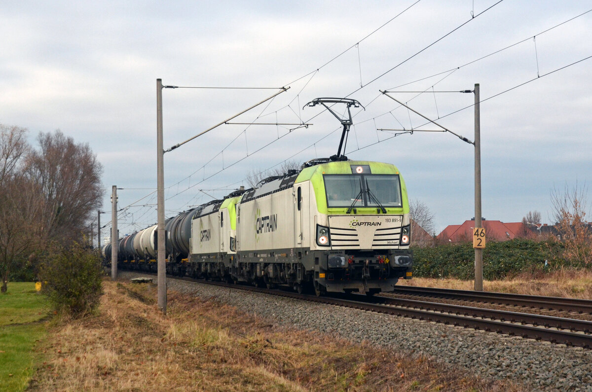 Am 10.12.21 rollte der Captrain-Vectron 193 891 mit einem Kesselwagenzug durch Greppin Richtung Bitterfeld. Bei der Wagenlok handelt es sich um 193 782.