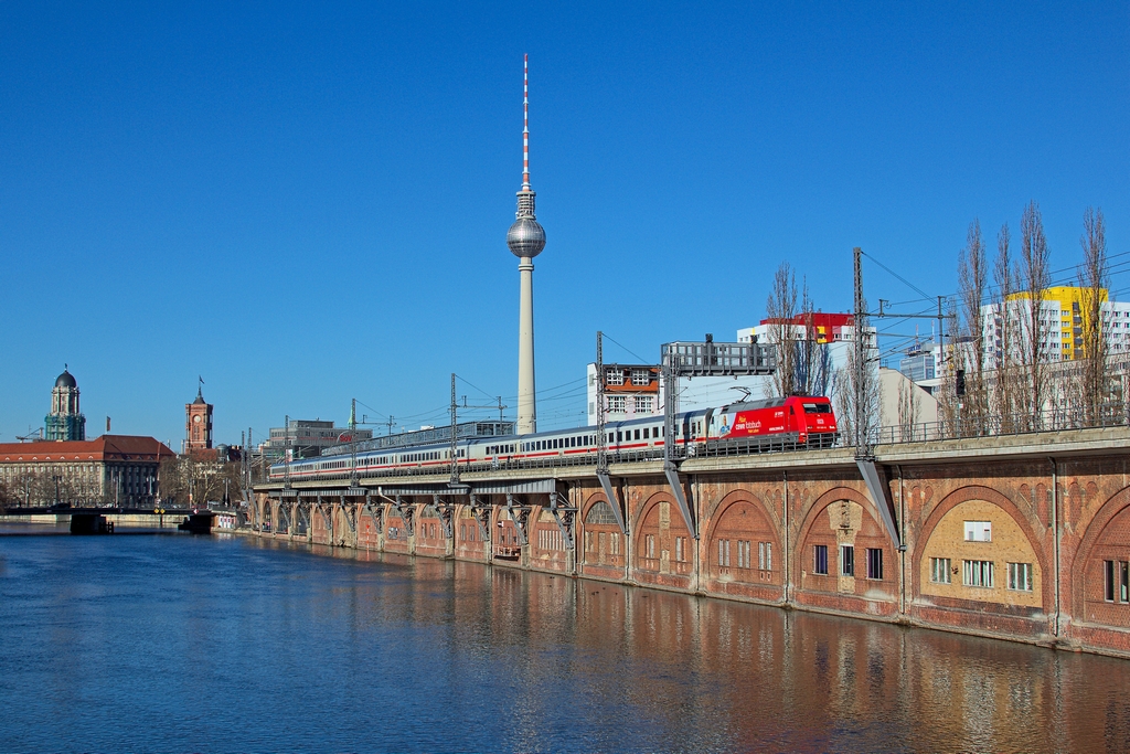 Am 10.2.2014 war eine Cewe-101 am IC 2243. Von der Jannowitzbrücke aus ist das Ziel Berlin Ostbahnhof für den Lokführer bereits zu sehen
