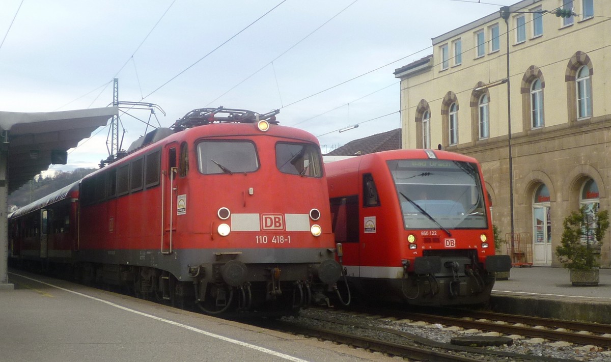 Am 10.4.12 stand die inzwischen verschrottete 110 418 im Tübinger Hauptbahnhof.
Nebenan wird 650 122 auf eine Fahrt nach Bad Urach geschickt. 