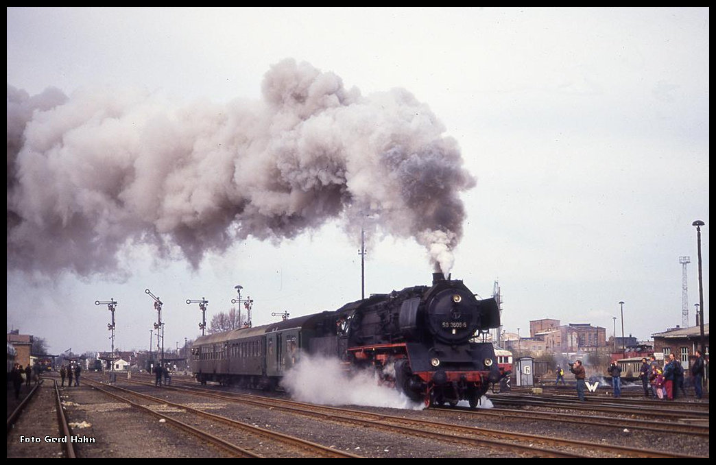 Am 10.4.1994 verläßt hier 503606 mit einem Personenzug nach Stendal den Bahnhof Salzwedel.