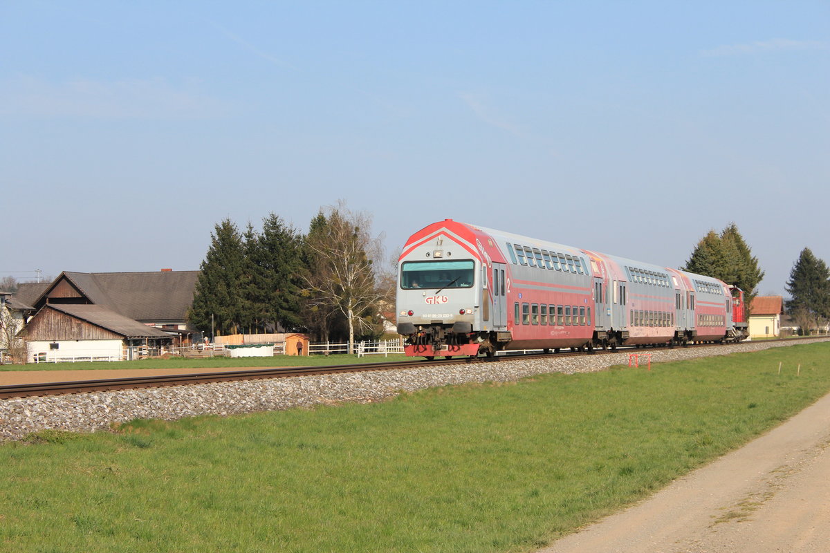 Am 10.4.2015 schiebt die GKB 1500.4 den R8567 mit dem Steuerwagen 86-29 203 an der Spitze Richtung Wies-Eibiswald hier kurz vor dem Bahnhof Frauenthal-Bad Gams.
