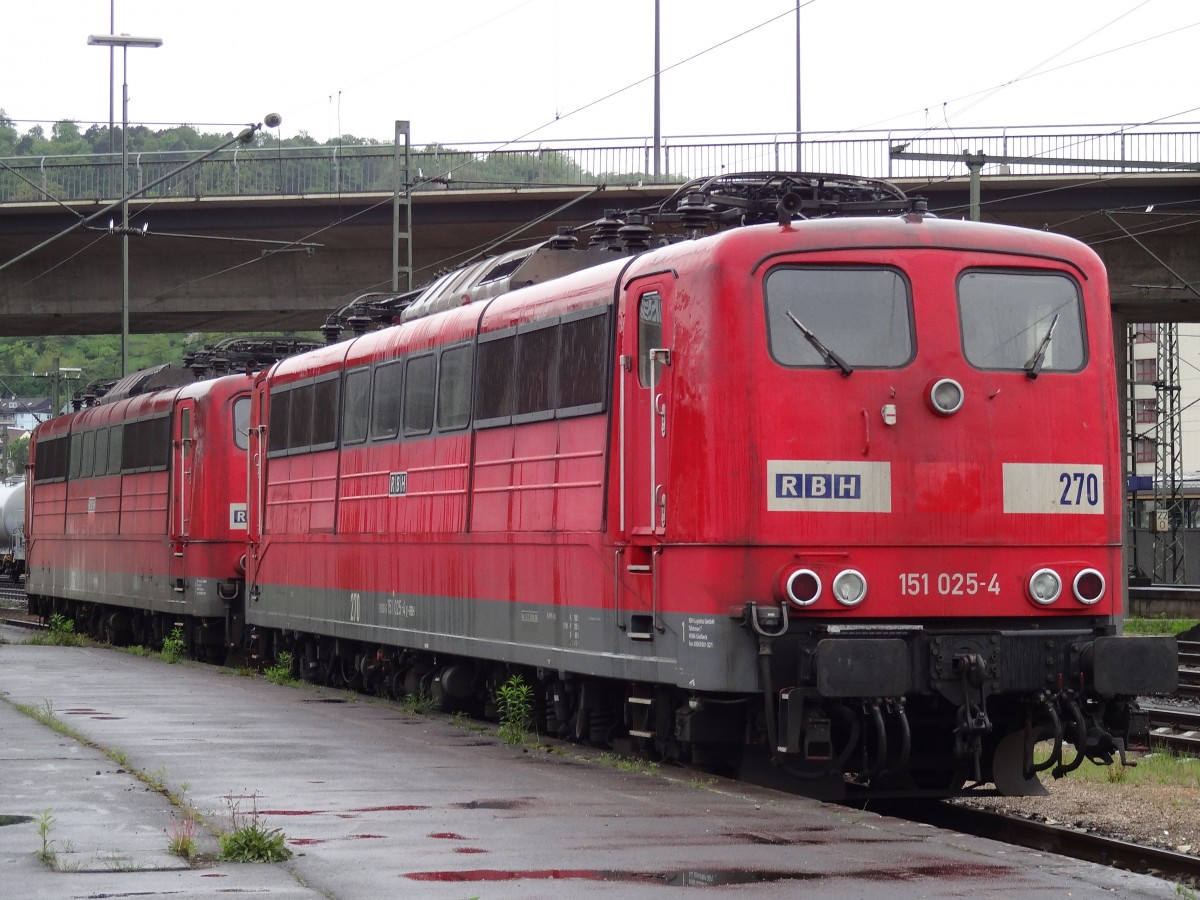 Am 10.5.13 standen 2 Loks der Baureihe 151 im Bahnhof Plochingen. 
Diese beiden Loks sind für RBH im Einsatz und befördern die Kohlezüge von Plochingen aus. 