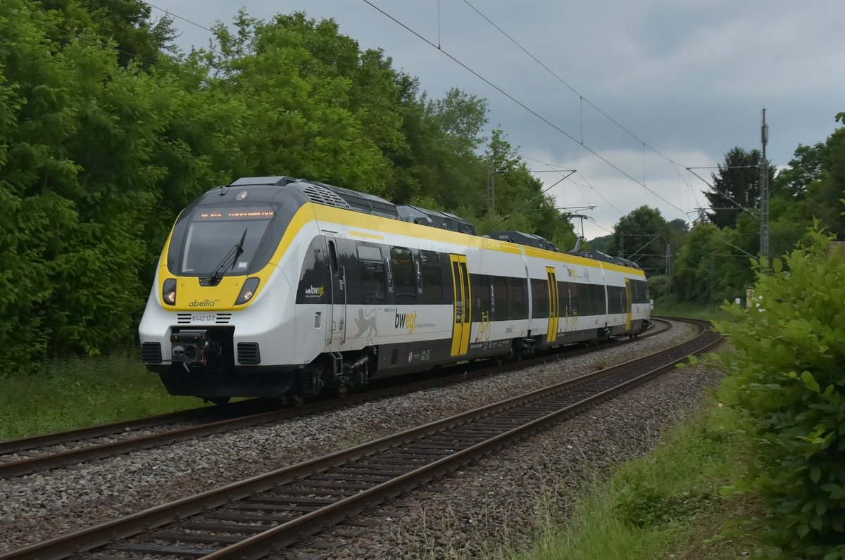 Am 10.6.2020 kommt der dreiteilige 8442 122 als RE 10a nach Mannheim durch Neckargerach gefahren. 