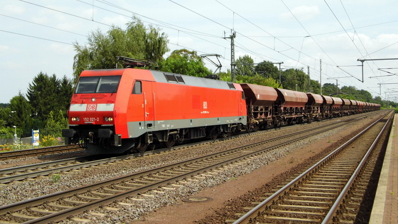 Am 1.08.2014 kam die 152 021-2 von der DB aus Richtung Magdeburg nach Niederndodeleben und fuhr weiter in Richtung Braunschweig . 