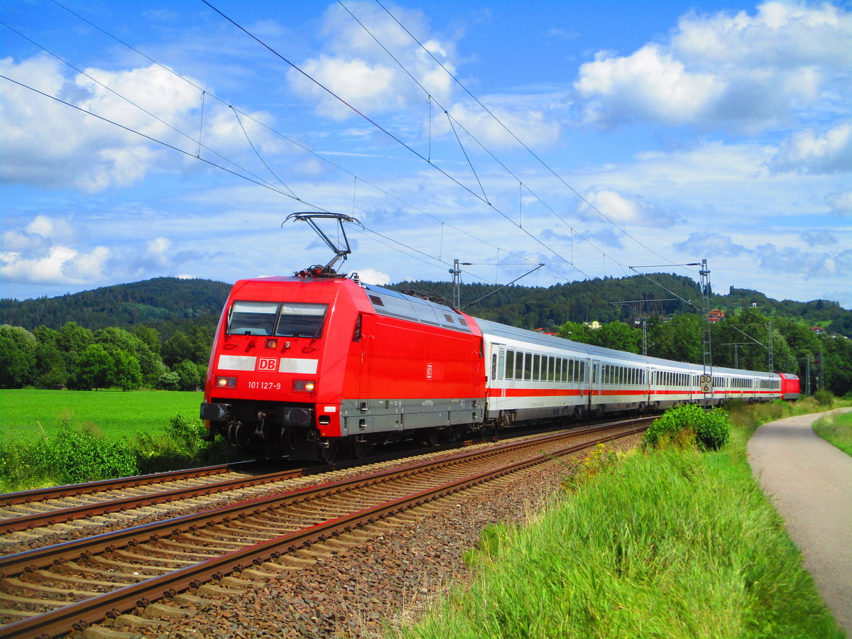 Am 10.8.2019 kahm mir die 101 127-9 mit einem IC aus Berchtesgaden über die Remsbahn gefahren als Umleiterzug da dieser sonst über Die Filsbahn gefahren wehr konnte ich diesen IC zwieschen Plüderhausen und Urbach bei Schorndorf ablichten  