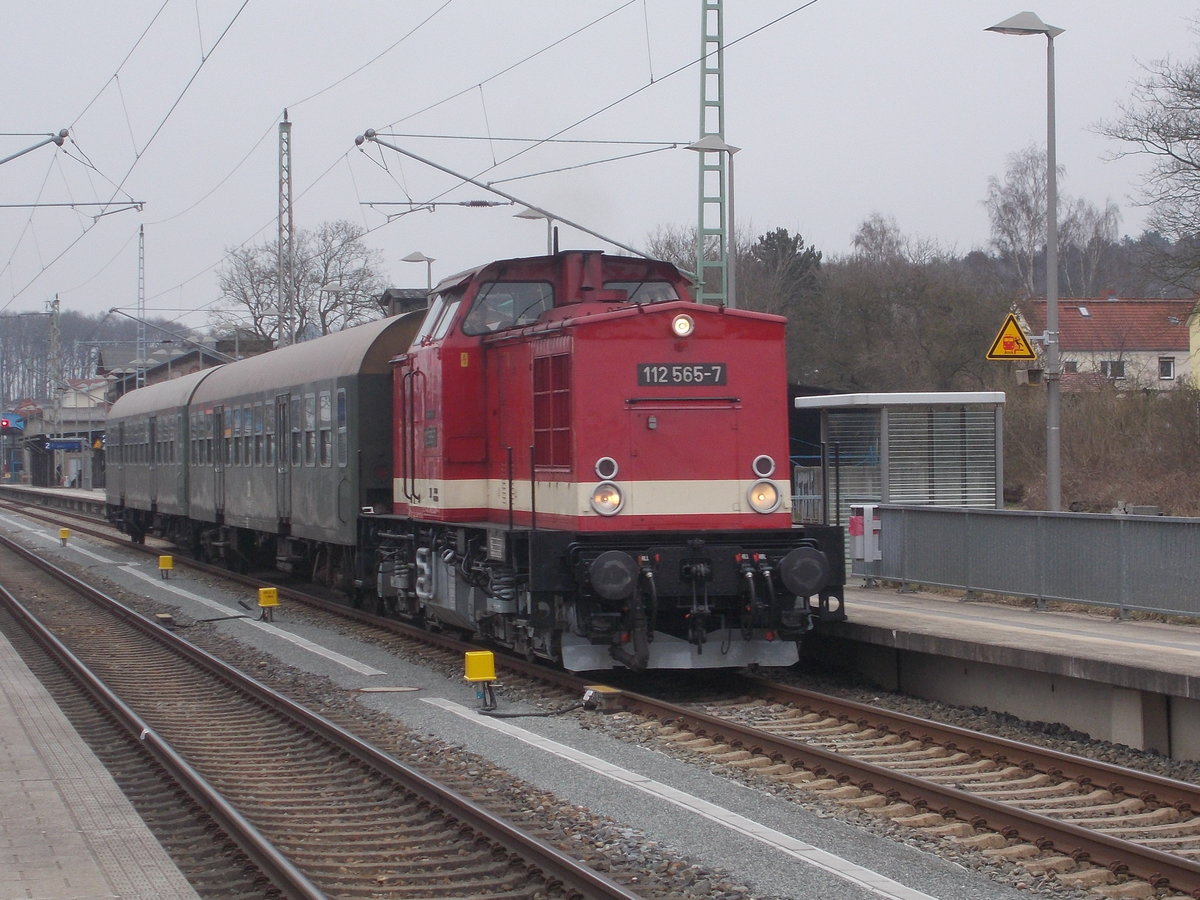 Am 10.April 2018,vor dem Planeinsatz auf der KBS 198,kam die PRESS 112 565 mit dem Wagenpark auf Rügen an.Hier erwischte ich die Überführung nach Putbus,bei der Ausfahrt aus Bergen/Rügen.Als zweite Lok ist noch die PRESS 112 708 mit auf der KBS 198 im Einsatz.