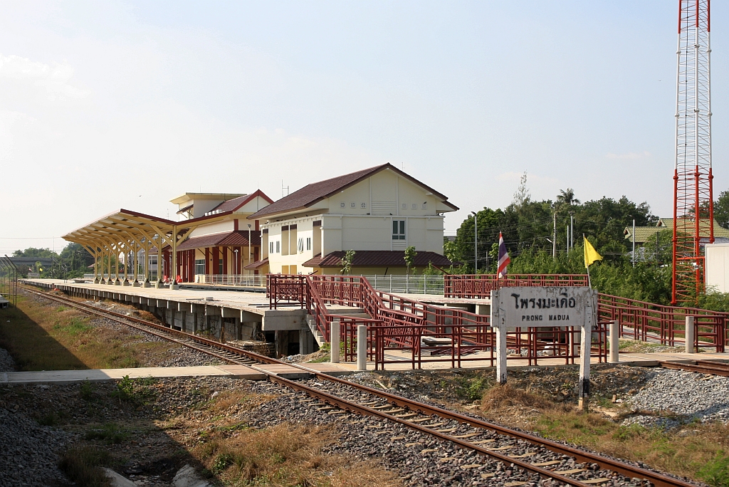 Am 10.Dezember 2023 war die, infolge des 2 gleisigen Ausbau der Southern Line neu errichteten Prong Madua Station schon in Betrieb. An die alte Station erinnert nur mehr das Stationsschild.