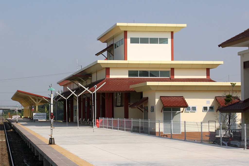 Am 10.Dezember 2023 war die, infolge des 2 gleisigen Ausbau der Southern Line neu errichteten Khlong Bang Tan Station schon in Betrieb. Im Bild das Aufnahmegebäude mit dem Hausbahnsteig.