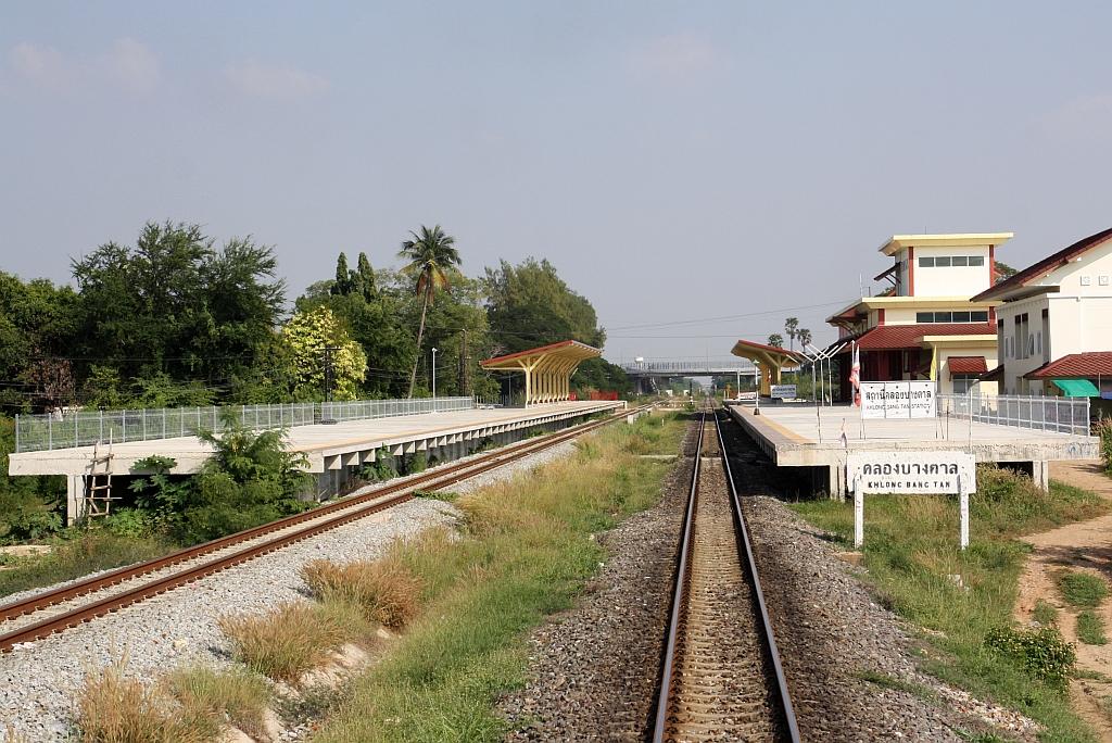 Am 10.Dezember 2023 war die, infolge des 2 gleisigen Ausbau der Southern Line neu errichteten Khlong Bang Tan Station schon in Betrieb. Man beachte die Improvisation beim linken Bahnsteig.