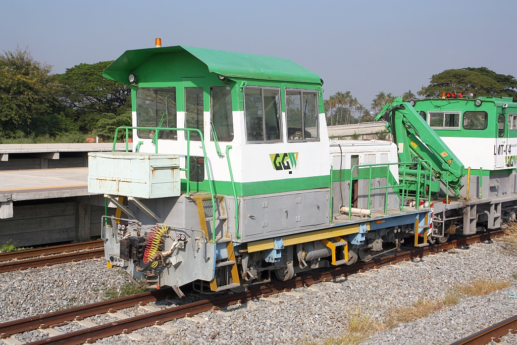 Am 10.Dezember 2023 waren in der Nong Pladuk Junction einige, für den 2 gleisigen Ausbau der Southern Line benötigte Bahndienstfahrzeuge zu sehen, so auch dieser Schwerkleinwagen der Type TMC400A von GGW (Green Generation Worldwide Co.,Ltd.).