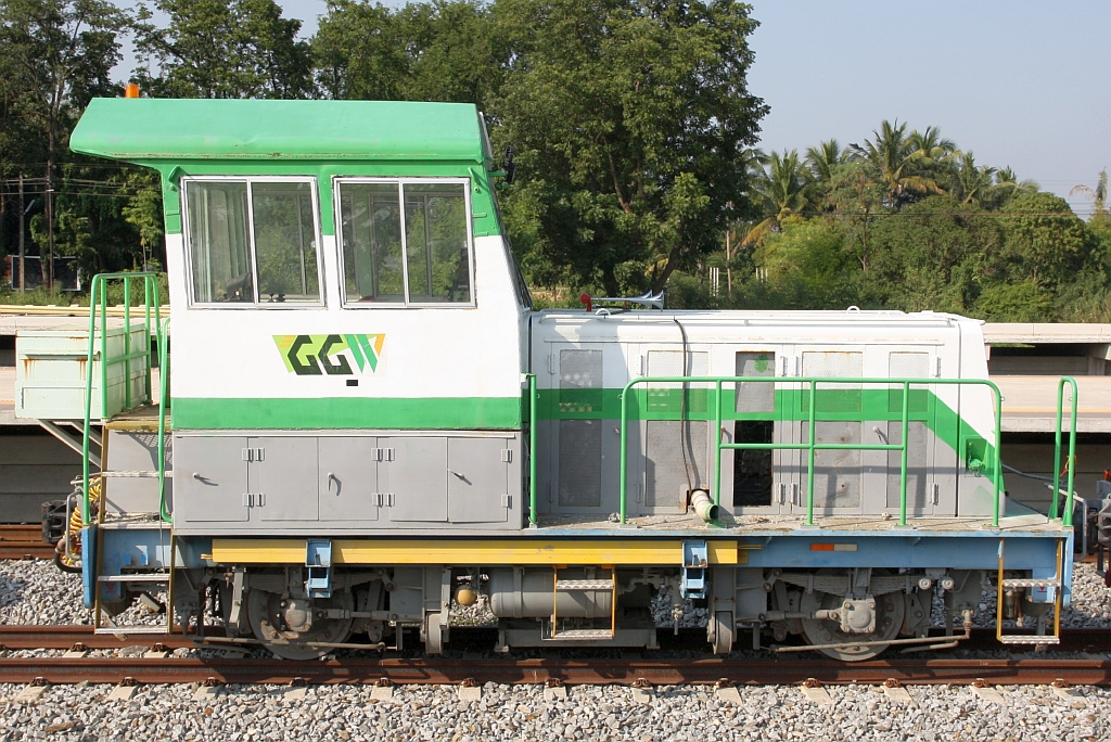 Am 10.Dezember 2023 waren in der Nong Pladuk Junction einige, für den 2 gleisigen Ausbau der Southern Line benötigte Bahndienstfahrzeuge zu sehen, so auch dieser Schwerkleinwagen der Type TMC400A von GGW (Green Generation Worldwide Co.,Ltd.).