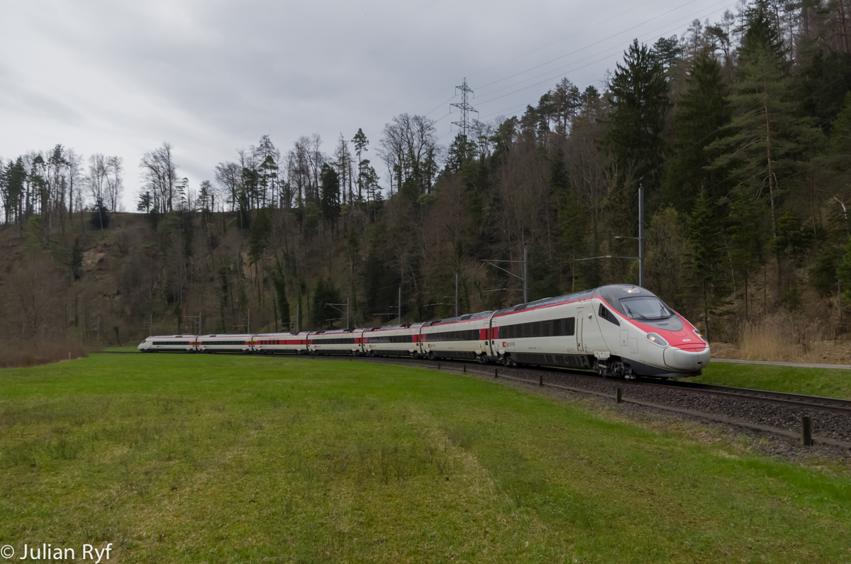 Am 11. und 12. April 2015 wurde in Horgen Oberdorf gebaut. Während die meisten Züge über die normale Umleitungsroute via Aargauer Südbahn geschickt wurden, fuhren die EC Zürich-Milano und Milano-Zürich durch das Sihltal. EC 23 wird am 11. April 2015 bereits mit einem ETR 610 geführt. Hier zwischen Langnau-Gattikon und Sihlwald.