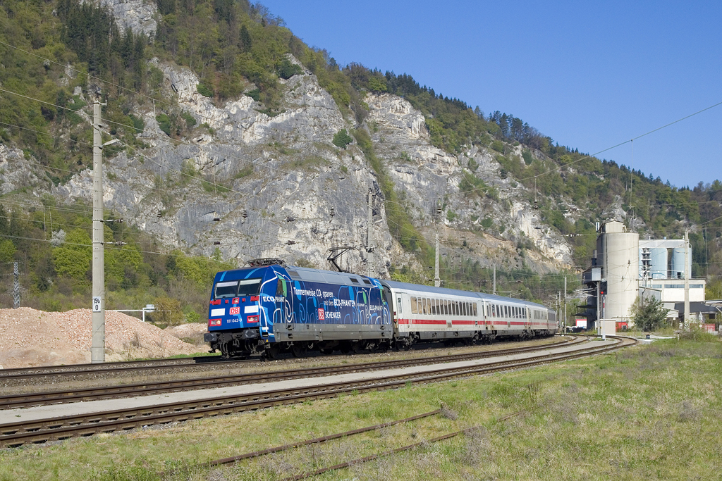 Am 11. April 2016 ist 101 042 mit IC 719 (Salzburg Hbf - Graz Hbf) bei Peggau-Deutschfeistritz unterwegs.