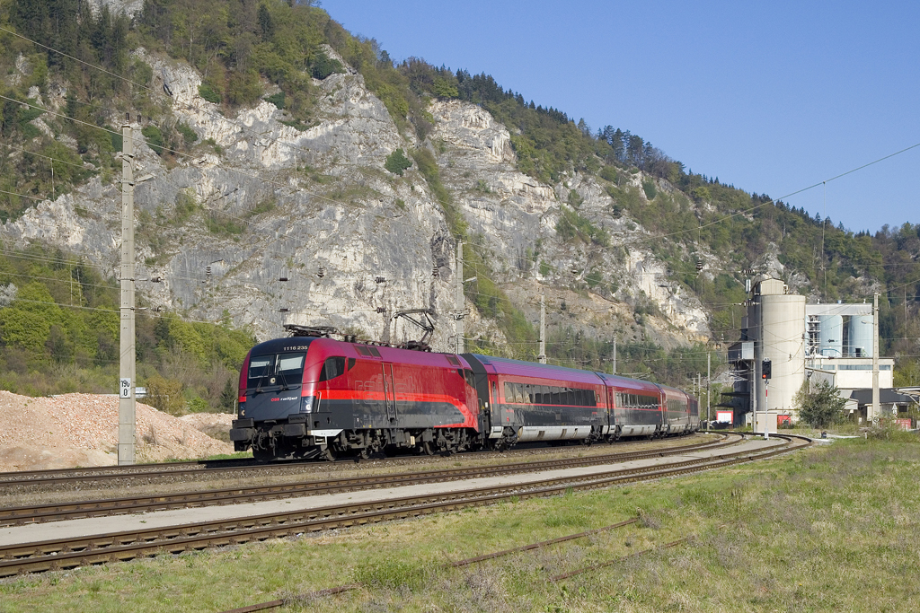 Am 11. April 2016 ist 1116 235 mit rj 553 (Mürzzuschlag - Graz Hbf) bei Peggau-Deutschfeistritz unterwegs.