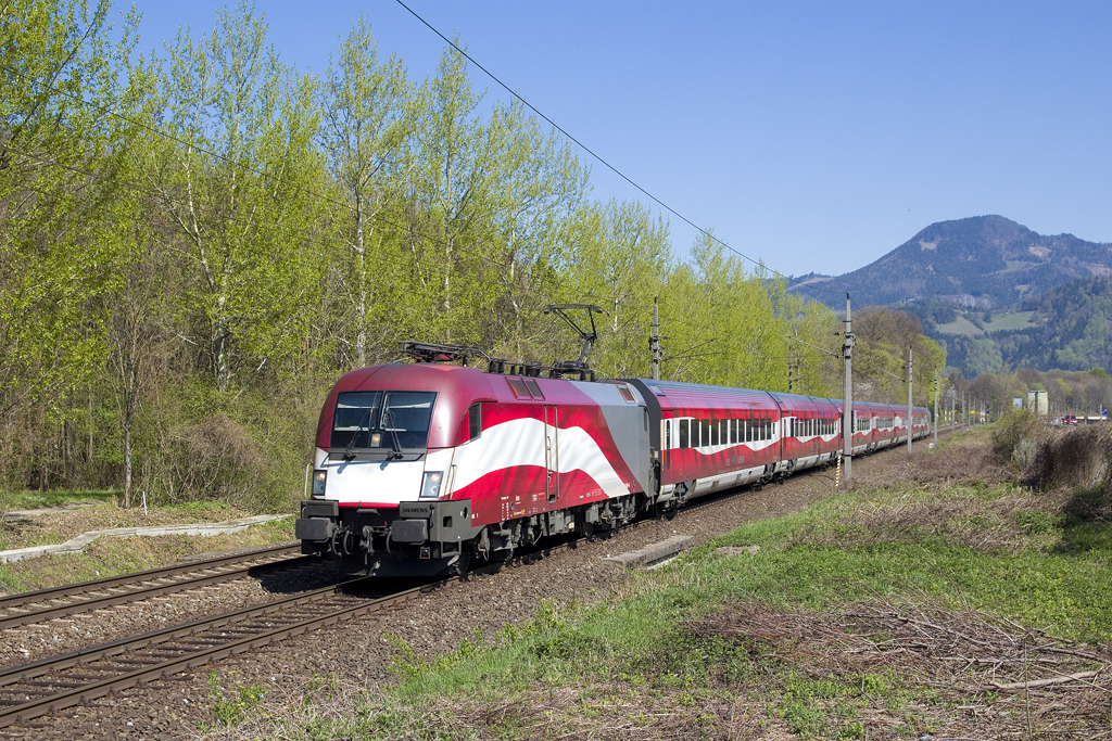 Am 11. April 2016 ist 1116 249 mit rj 557 (Mürzzuschlag - Graz Hbf) bei Frohnleiten unterwegs.