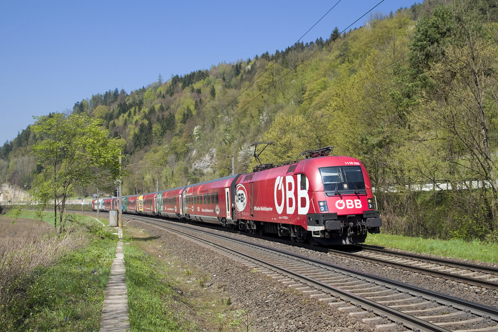 Am 11. April 2016 ist 1116 225 mit rj 71 (Mürzzuschlag - Graz Hbf) bei Peggau unterwegs.