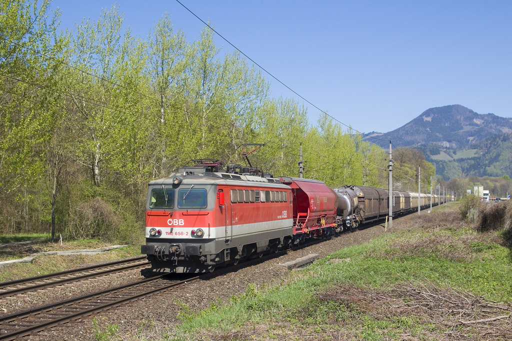 Am 11. April 2016 ist 1142 658 mit Güterzug bei Frohnleiten unterwegs.