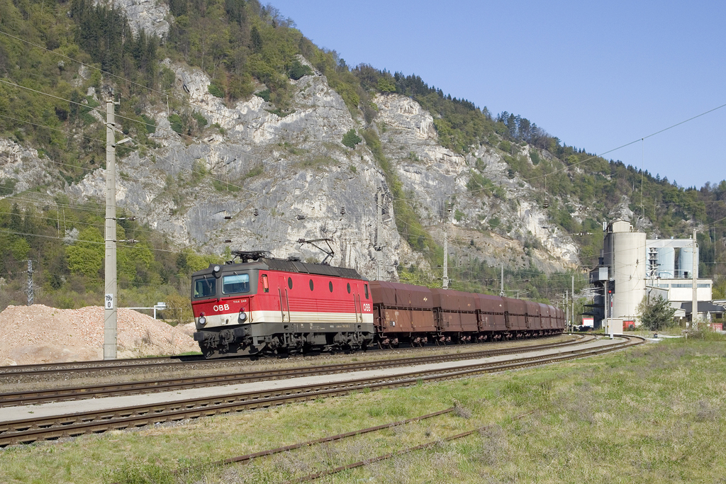 Am 11. April 2016 ist 1144 249 mit G 47407 (Leoben Donawitz - Koper Luka) bei Peggau-Deutschfeistritz unterwegs.