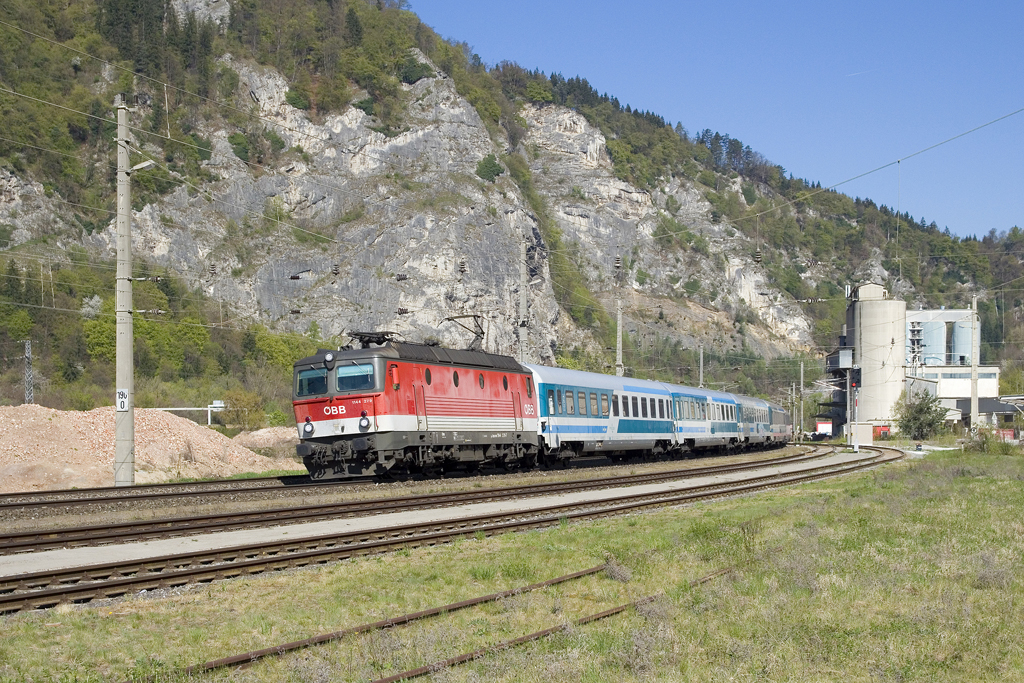 Am 11. April 2016 ist 1144 279 mit EC 151 (Mürzzuschlag - Ljubljana) bei Peggau-Deutschfeistritz unterwegs.