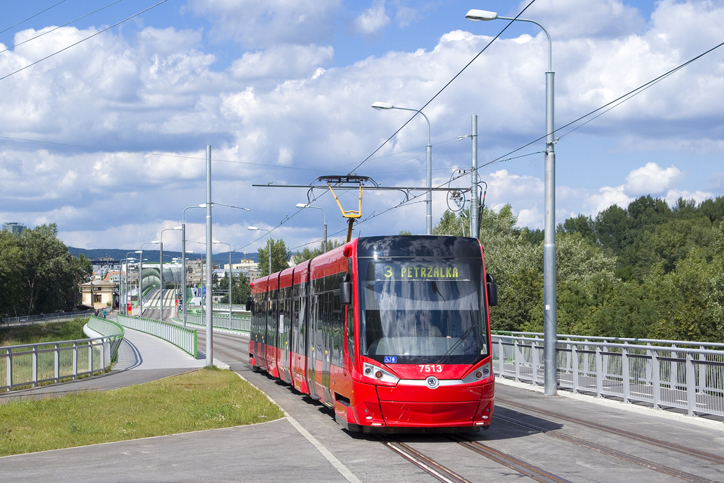 Am 11. August 2016 ist Škoda 30 T 7513 als Linie 3 bei Sad Janka Kráľa in Richtung Petržalka, Jungmannova  unterwegs. 