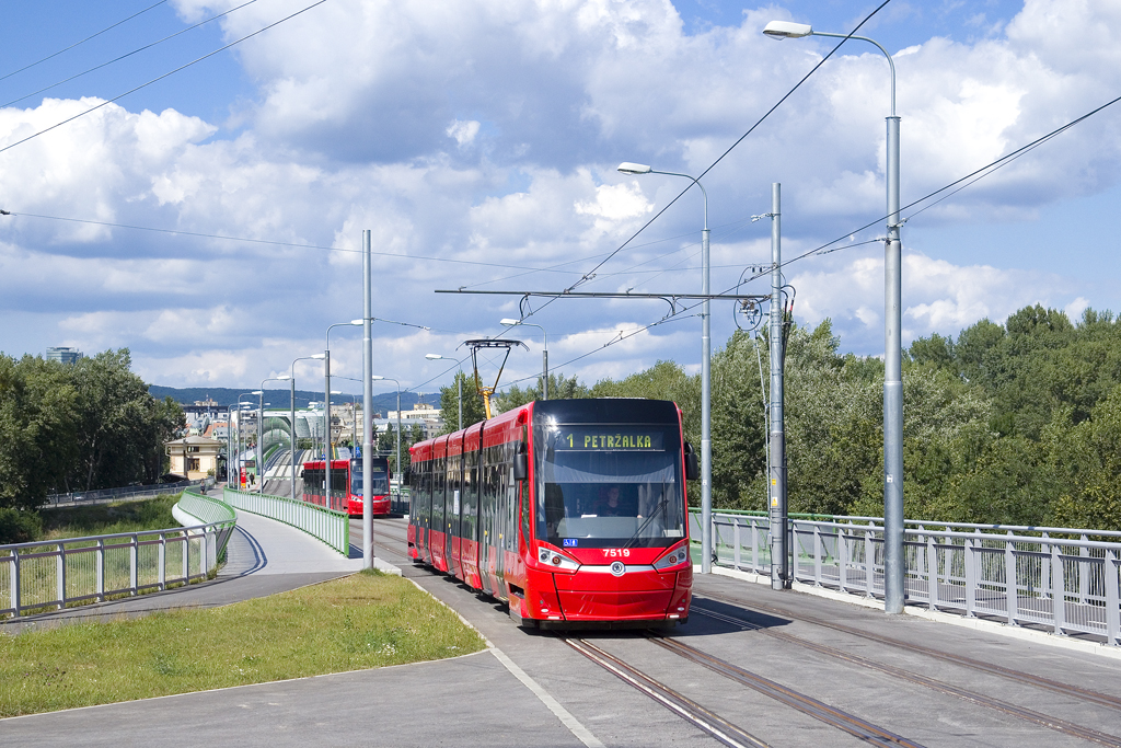 Am 11. August 2016 ist Škoda 30 T 7519 als Linie 1 bei Sad Janka Kráľa in Richtung Petržalka, Jungmannova  unterwegs. 