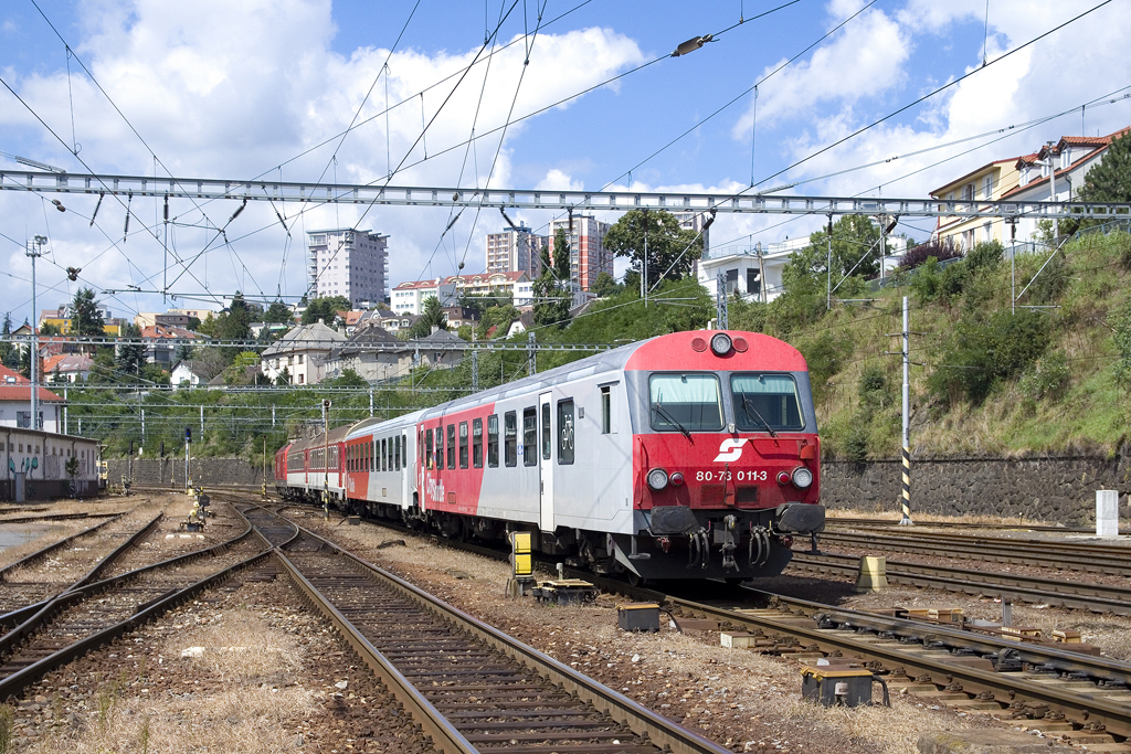 Am 11. August 2016 ist 8073 011 als Os 2516 (Wien Hbf - Bratislava hlavná stanica) unterwegs und konnte bei der Einfahrt in den Zugendbahnhof vom Hausbahnsteig aus festgehalten werden. 