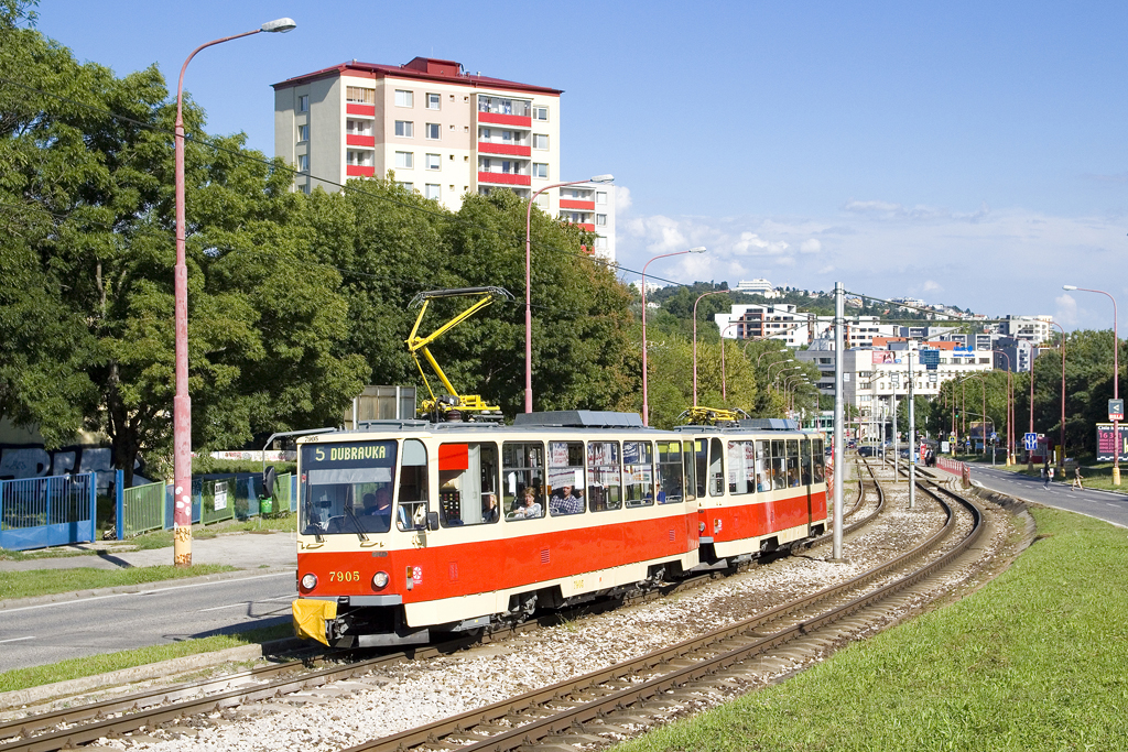 Am 11. August 2016 ist TW 7905 als Linie 5 bei Segnerova in Richtung Dubravka, Pri kríži unterwegs. 