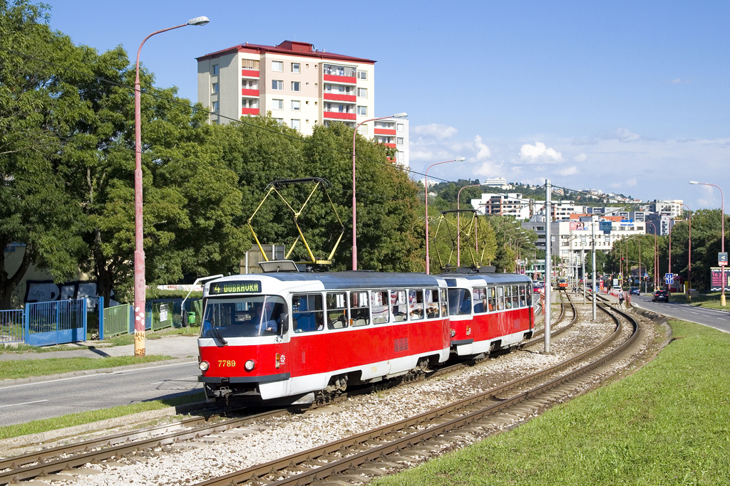 Am 11. August 2016 ist TW 7789 als Linie 4 bei Segnerova in Richtung Dubravka, Pri kríži unterwegs. 