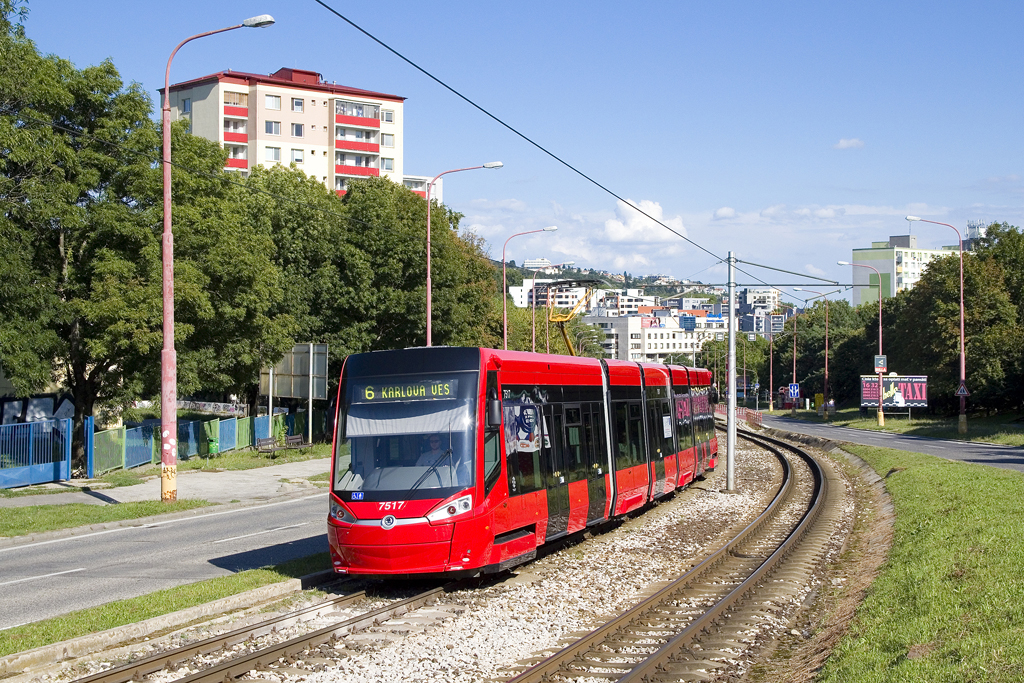 Am 11. August 2016 ist TW 7517 als Linie 6 bei Segnerova in Richtung Karlova Ves unterwegs.