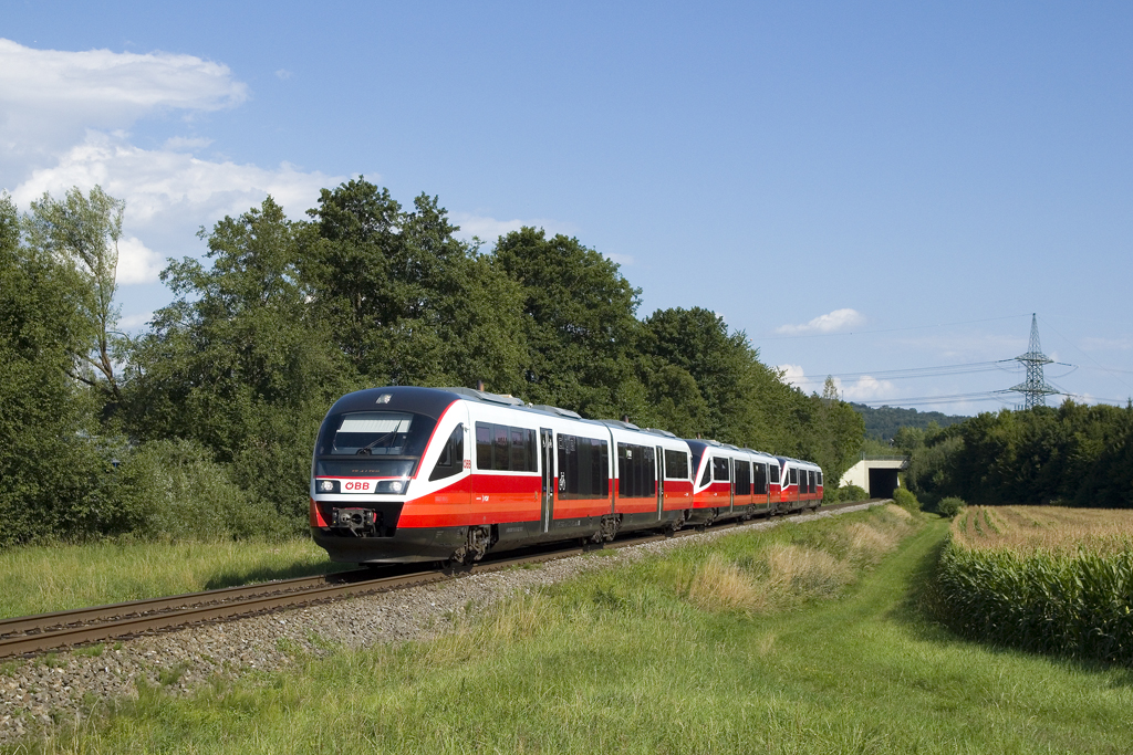 Am 11. August 2021 sind 5022 052, 5022 055 und 5022 040 als SB 4727 (Fehring - Graz Hbf) bei Wünschendorf unterwegs und werden in Kürze den Bahnhof Gleisdorf erreichen. Soweit ich weiß, handelt es sich bei diesem Zug um die einizige planmäßige Dreifachtraktion 5022 in Österreich. 