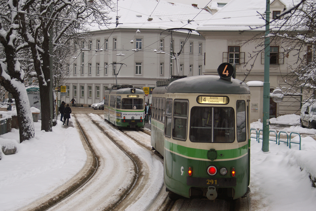Am 11. Februar 2010 sind TW 268 sowie TW 291 als Linie 4 bei der Keplerbrücke in Richtung Andritz unterwegs.