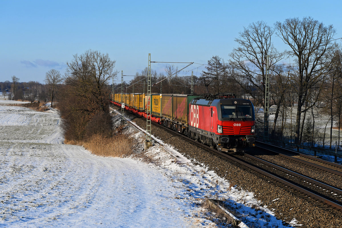 Am 11. Februar 2021 war die 1293.042 vor dem DGS 42171 von Kassel nach Verona Q.E. im Einsatz, der praktisch ausschließlich von den Speditionen nothegger und Frölich genutzt wird. Bei Hilperting konnte ich den ÖBB-Vectron vor dem einheitlich mit gelben Aufliegern beladenen KLV-Zug fotografieren. 