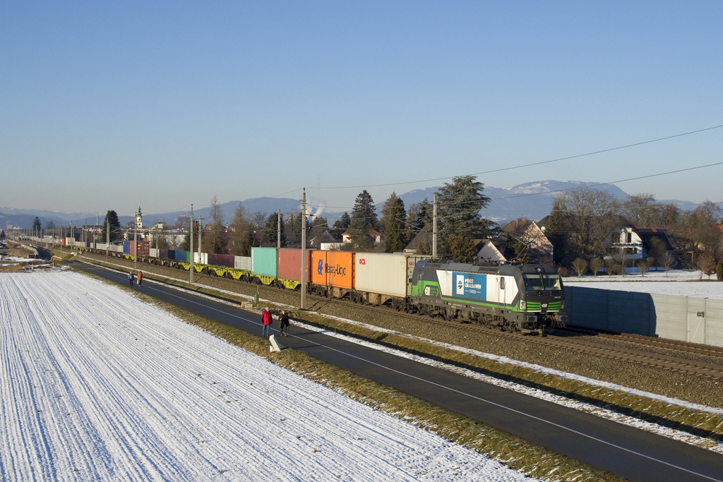 Am 11. Jänner 2021 ist 193 237 bei Flughafen Graz - Feldkirchen mit einem Containerzug in Richtung Kalsdorf unterwegs. 