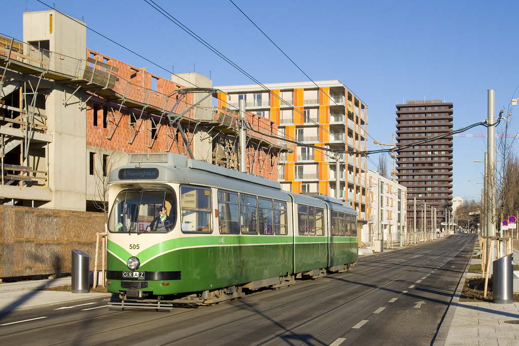 Am 11. Jänner 2022 ist TW 505 als Linie 4 in der UNESCO - Esplanade in Richtung Reininghaus unterwegs. 