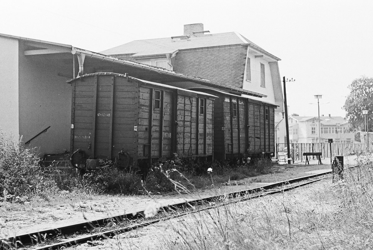 Am 11. Juli 1981 waren am Güterschuppen des Bahnhofs Baabe diese Güterwagen zur Ergänzung der Lagerkapazität abgestellt. Viele Urlauber fuhren in der damaligen autoarmen klimafreundlichen Zeit dank ermäßigter FDGB-Fahrkarten mit der Bahn zum Ferienziel. Das Reisegepäck schickte man, ebenfalls mit der Bahn, voraus. Oma war vielleicht doch keine Umwelts... 