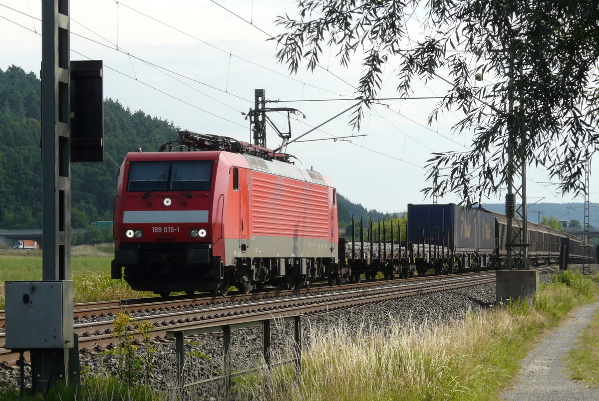 Am 11. Juli 2008 fährt Lok 189 015 mit einem Güterzug aus Saalfeld bei Johannisthal in Richtung Lichtenfels.