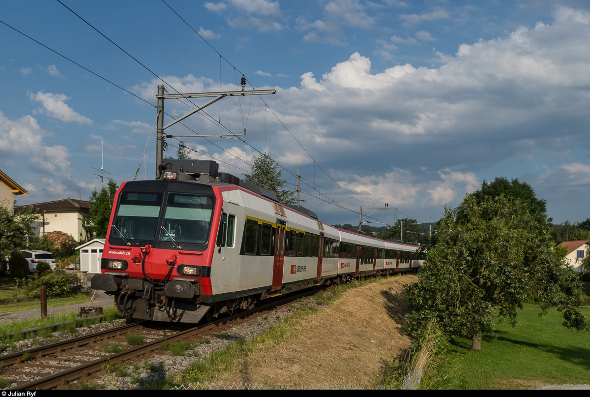 Am 11. Juli 2016 war geplant, ein paar Einsatzbilder der TPF RBDe 567 zu machen, welche fast nur noch am frühmorgens als Zusatzzüge unterwegs sind. Bei der Einfahrt in die Haltestelle Belfaux CFF gab es aber zuerst ein Bild von einem DOMINO.