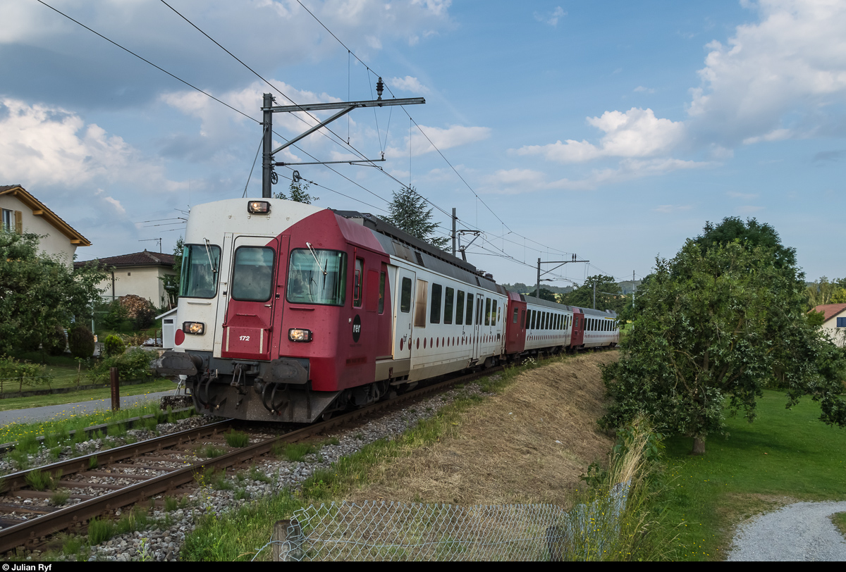Am 11. Juli 2016 war geplant, ein paar Einsatzbilder der TPF RBDe 567 zu machen, welche fast nur noch am frühmorgens als Zusatzzüge unterwegs sind. Eine halbe Stunde nach dem DOMINO kam dann der bereits bei Givisiez fotografierte RBDe 567 172 aus Richtung Yverdon - Payerne zurück. Leider auch wieder mit Fotowolke.
