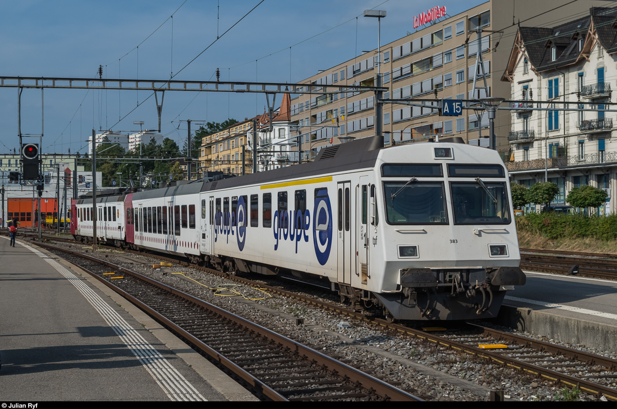 Am 11. Juli 2016 war geplant, ein paar Einsatzbilder der TPF RBDe 567 zu machen, welche fast nur noch am frühmorgens als Zusatzzüge unterwegs sind. Ein RBDe 567 mit dem mit Werbebeklebung versehenen ABt 383 rangiert aus dem Bahnhof Fribourg zu den Abstellgleisen.