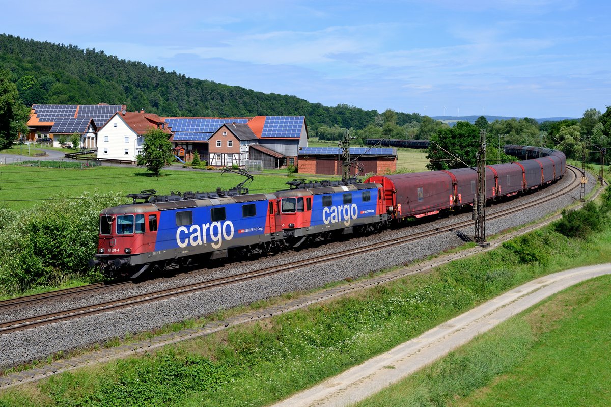 Am 11. Juni 2017 bildeten dann 421 391 und 388 den Abschluss meines Aufenthalts in Hermannspiegel. Das fotogene Tandem beförderte den DGS 48621 von Göttingen Hbf nach Basel SBB RB, bestehend aus Wagen der Gattung Shimmns von On Rail. Ladegut des Zuges ist Aluminium und er pendelt zwischen den Novelis-Standorten in Sierre und Göttingen.