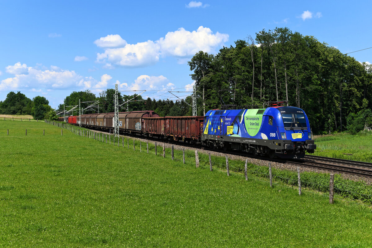 Am 11. Juni 2022 beförderte die EU-Lok 1116.276 einen gemischten Güterzug von München Nord nach Salzburg Gnigl. Am Bü Vogl konnte ich die Leistung aufnehmen. Das Design des Taurus erfuhr übrigens eine Anpassung. Mit gelben Sprechblasen wird auf das europäische Jahr der Jugend hingewiesen. 