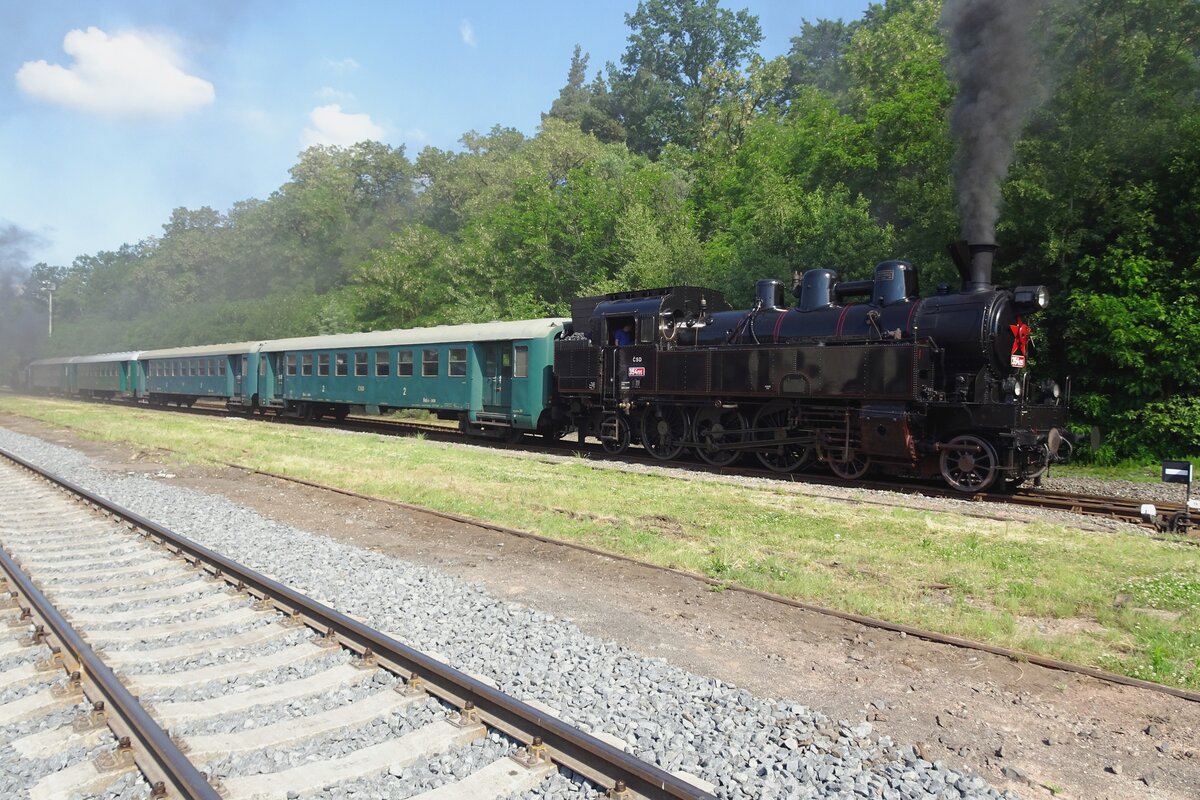 Am 11 Juni 2022 macht 354.195 Dampf für den 1.Sonderzug aus Luzna u Rakovnika anlásslich das 25.Jahresjubiläum des ansassiges Eisenbahnmuseums.