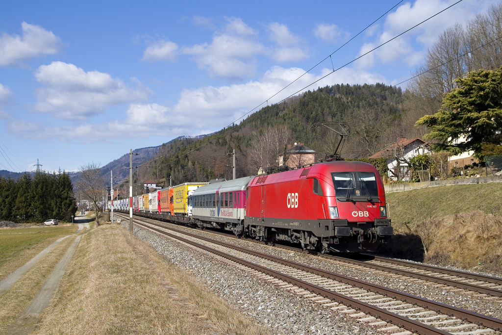 Am 11. März 2017 ist 1116 127 mit der Rola 41405 von Wels nach Maribor unterwegs, hier zu sehen bei Mixnitz-Bärenschützklamm.